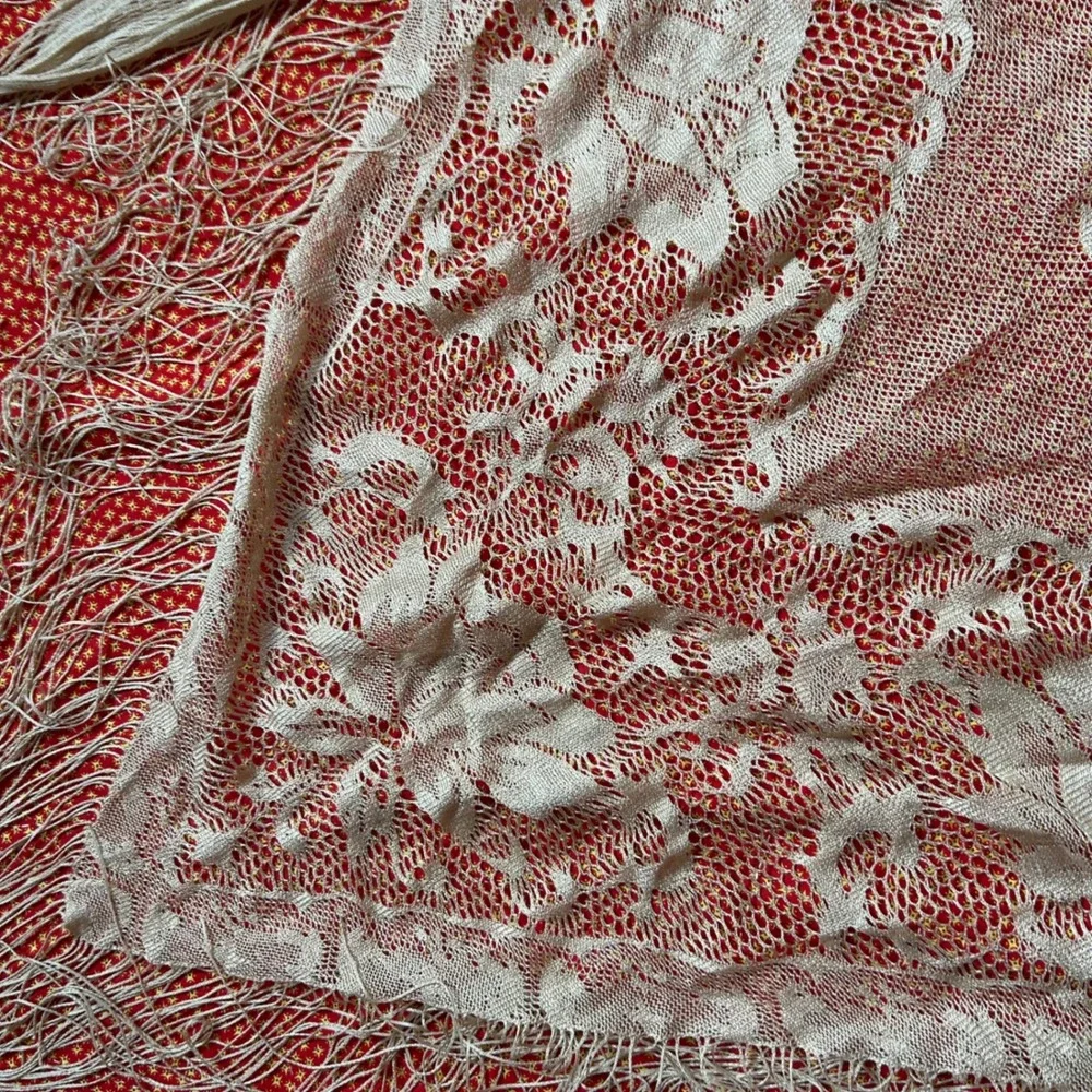 Vintage 70s Cream Floral Lace Triangle Shawl Fringe Wrap Scarf Coquette Twee